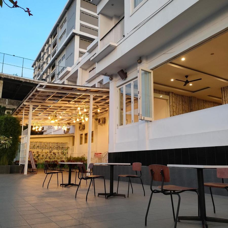 Naka Hotel Kupang Exterior foto